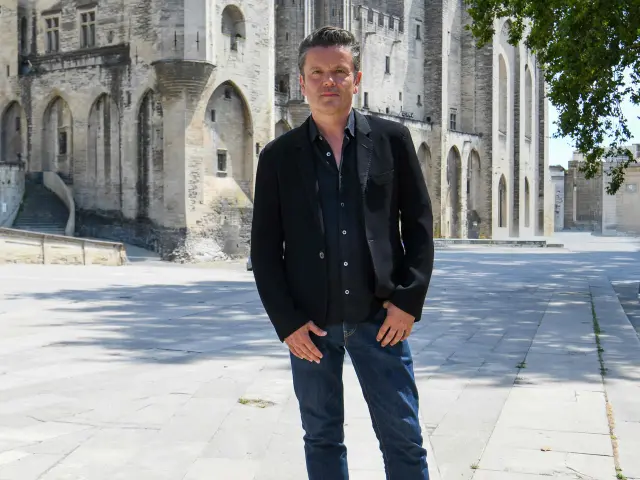 Jean Michel Othoniel delante del Palacio de los Papas