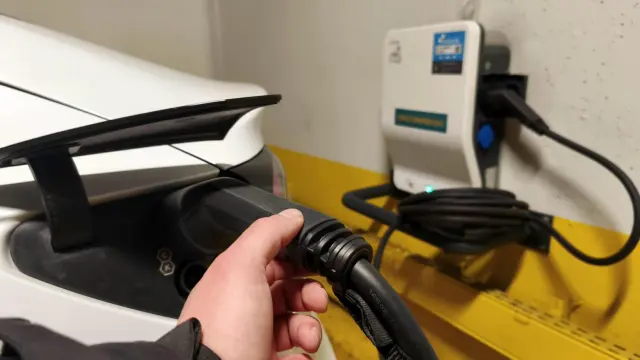 Borne De Recharge Electrique Au Parking Gare Centre