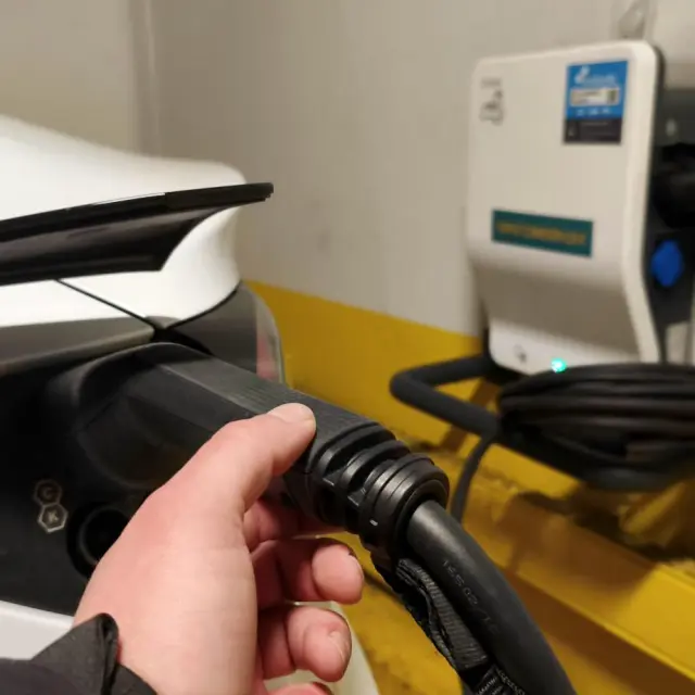 Borne De Recharge Electrique Au Parking Gare Centre