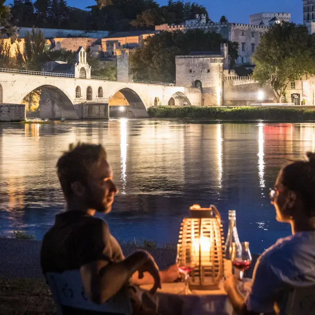 Vue-romantique-du-Pont-Saint-Benezet-depuis-lile-de-la-Barthelasse-2.jpg