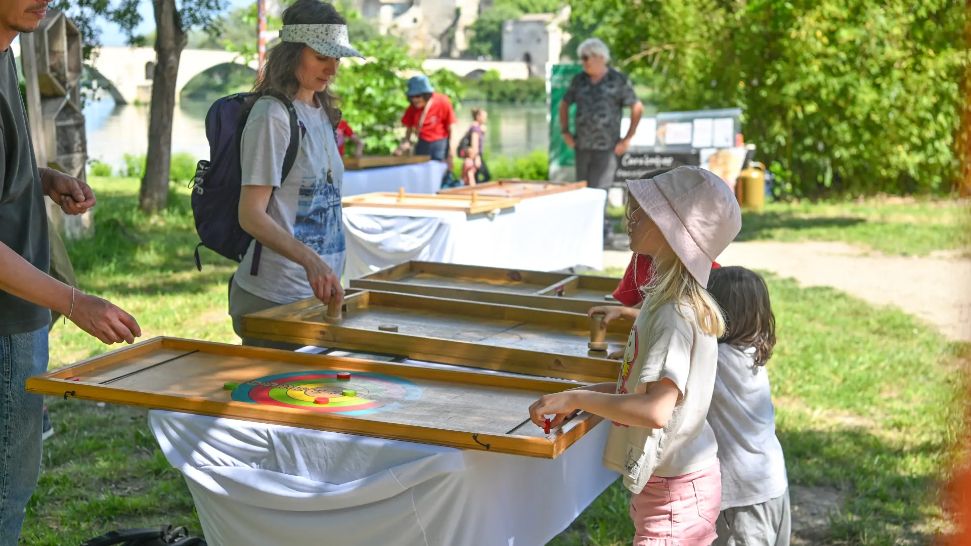 Jeux en famille sur l'île de la Barthelasse
