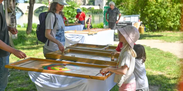 Jeux en famille sur l'île de la Barthelasse