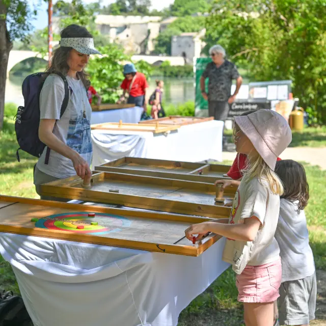 Giochi in famiglia sull'isola di Barthelasse