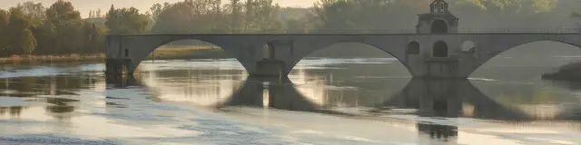 Pont Saint-Bénezet au lever du soleil