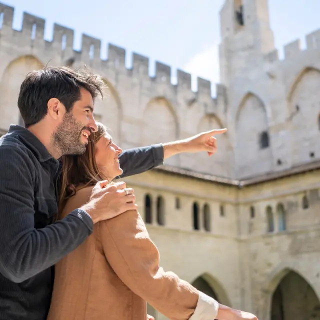 Couple visitant le Palais des Papes