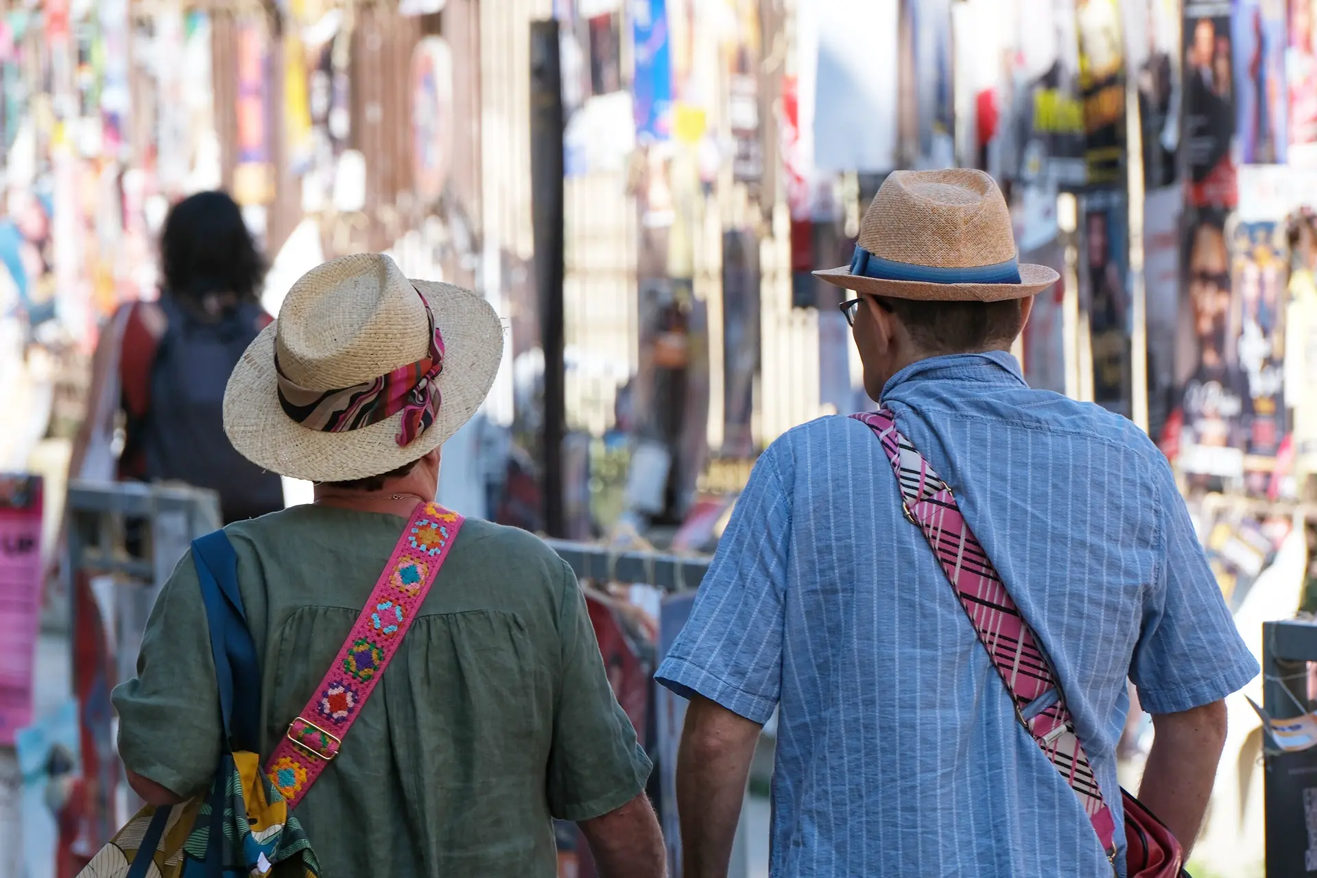 Touristes portant un chapeau au Festival d'Avignon