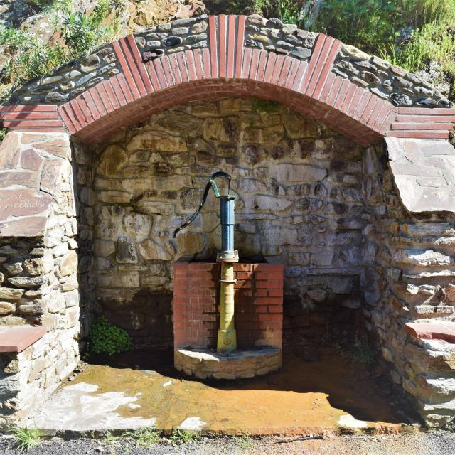 Fontaine Ferrugineuse Route Des Mas