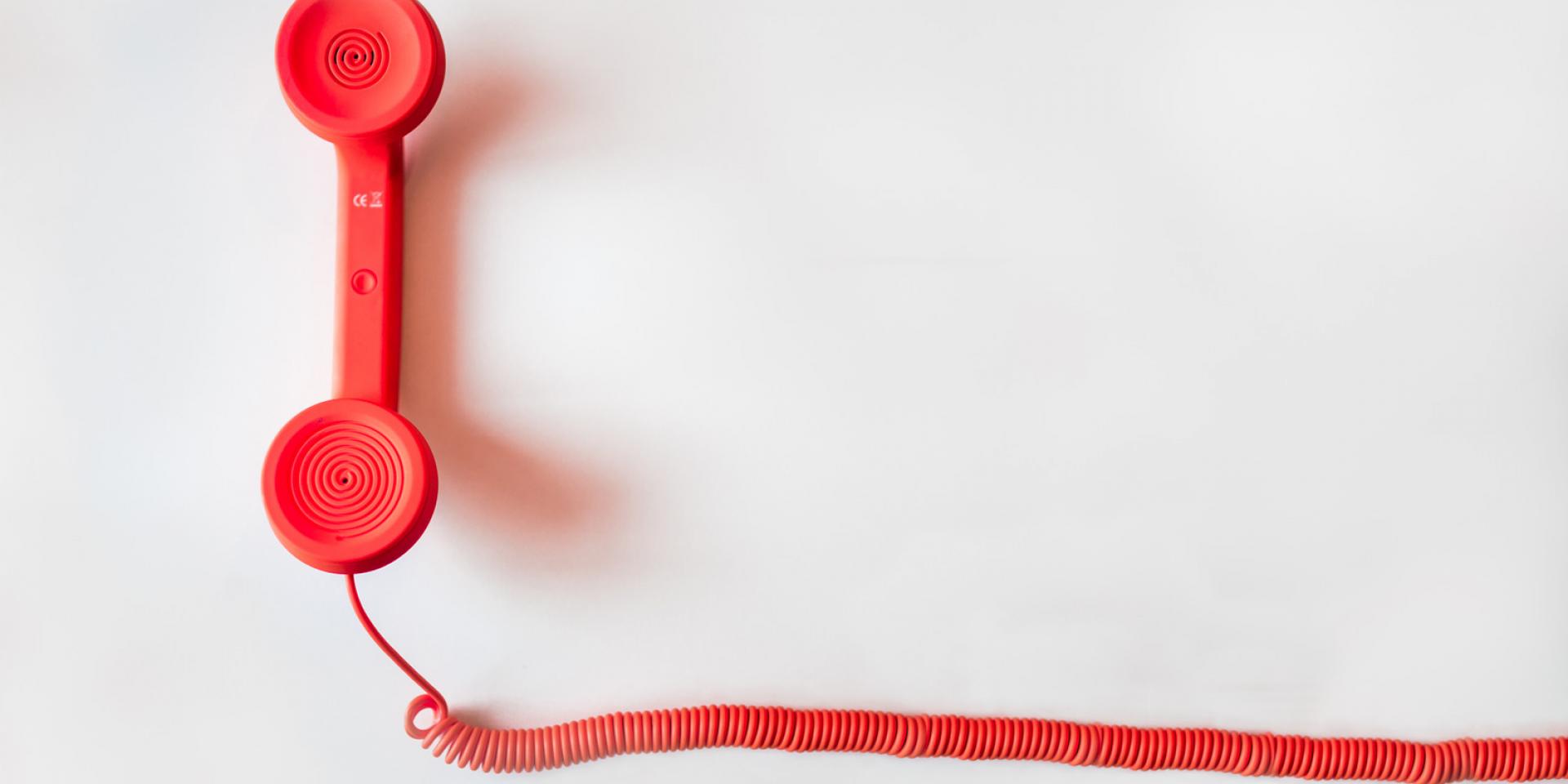 Téléphone Aide Canva Red Corded Telephone On White Suraface