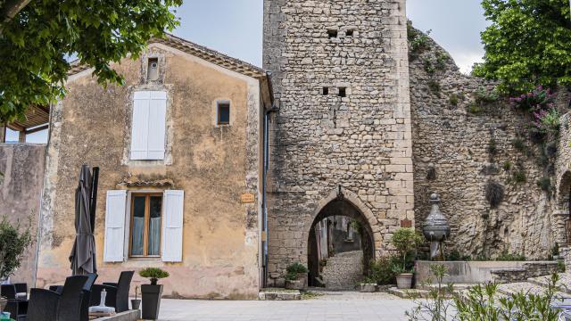 Place du Beffroi - Office de tourisme Monbrun les Bains