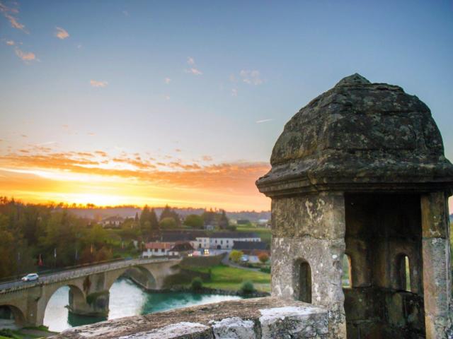 Un coucher de soleil depuis la guérite à Navarrenx, un des plus beaux villages de France.