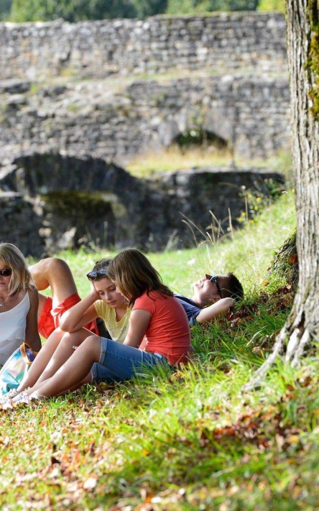 Passez un moment de détente à l'ombre des arbres sur les remparts à Navarrenx, un des plus beaux villages de France, situé en Béarn.