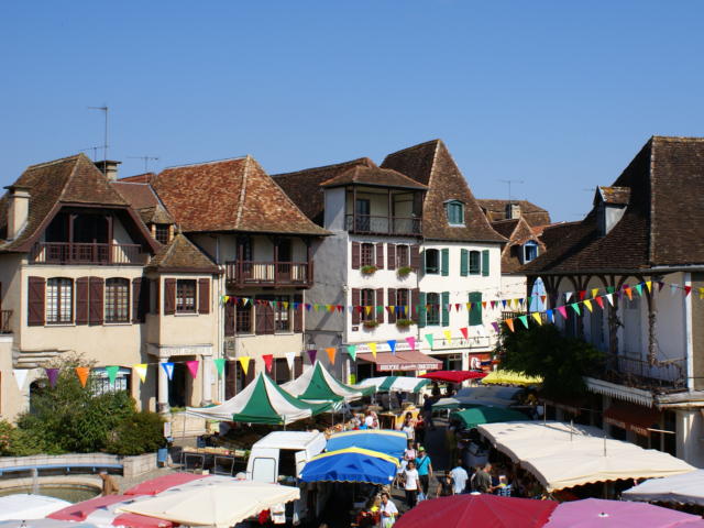 Le marché, place du Bayaà à Salies-de-Béarn