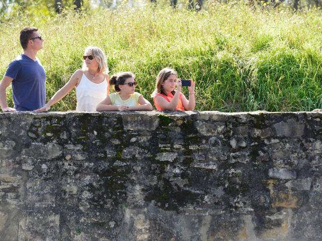 Balade en famille sur les remparts à Navarrenx, un des plus beaux villages de France