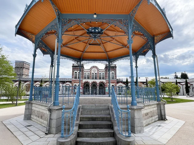 Établissement thermal et kiosque à Salies-de-Béarn