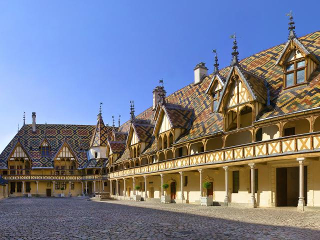 Cour Hôtel-Dieu - Hospices de Beaune en été