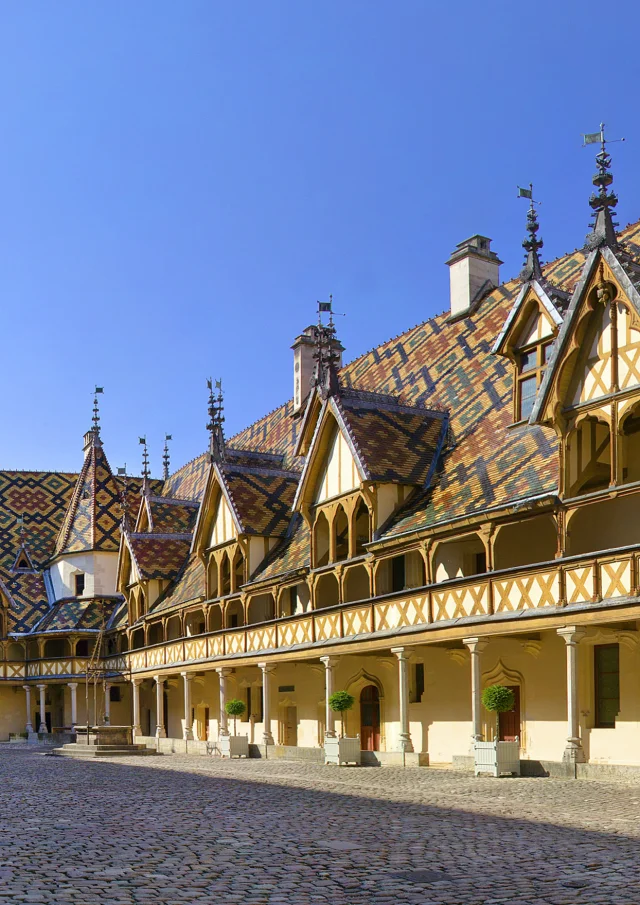 Cour Hôtel-Dieu - Hospices de Beaune en été