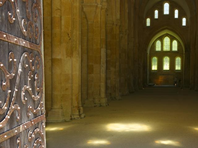 Abbaye De Fontenay Romaanse cisterciënzer abdijdeur die uitkomt op het koor