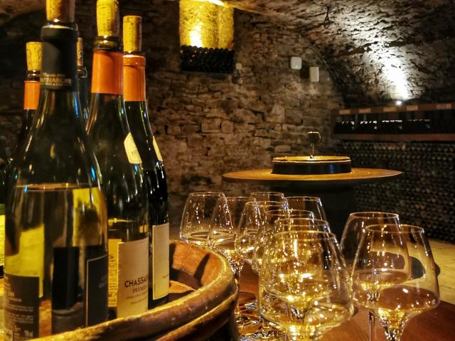 Bouteilles sur tonneau préparées pour une dégustation aux caves Patriarche à Beaune