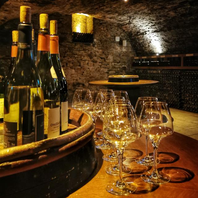 Bouteilles sur tonneau préparées pour une dégustation aux caves Patriarche à Beaune
