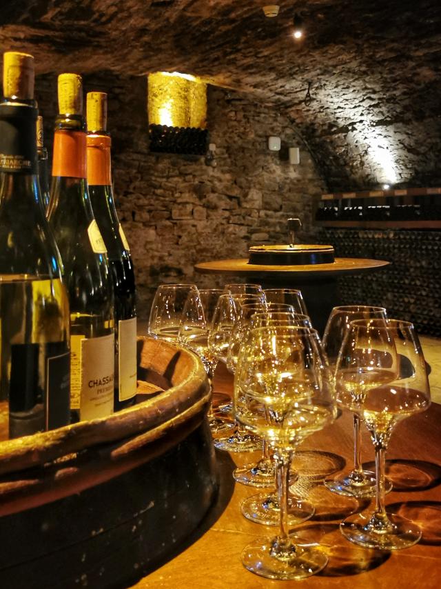 Bouteilles sur tonneau préparées pour une dégustation aux caves Patriarche à Beaune