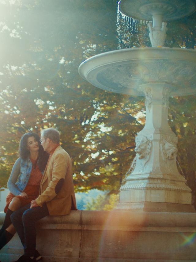 Couple in front of the fountain in Savigny-lès-Beaune