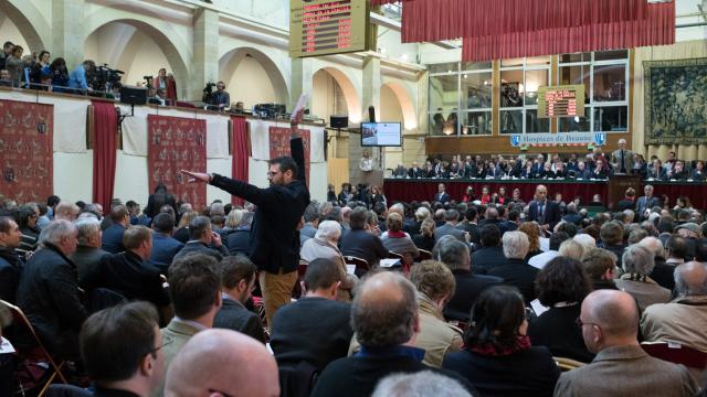 Vente aux enchères sous les halles de Beaune pour la vente des vins