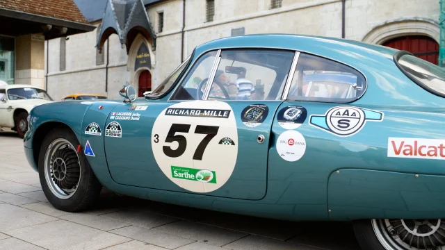 Car in front of Hotel Dieu