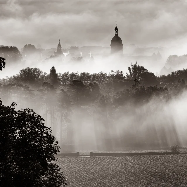 Beaune dans la brume en hiver
