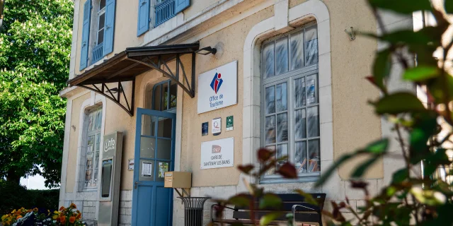 Office de tourisme, gare de Santenay en arrière plan de feuillage
