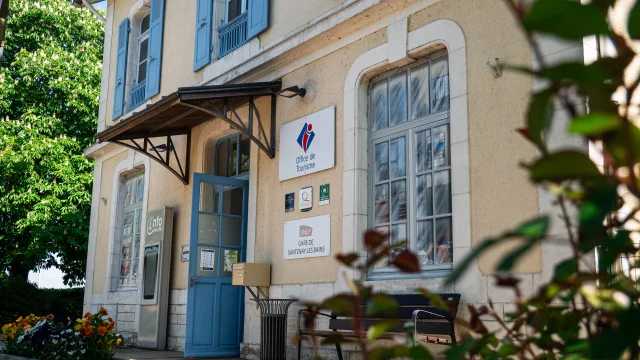 Office de tourisme, gare de Santenay en arrière plan de feuillage