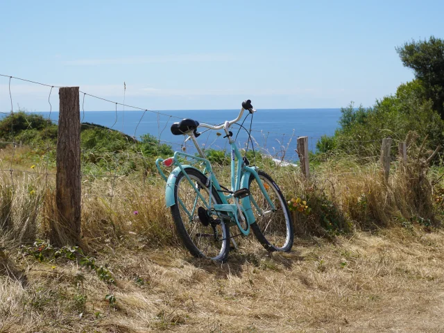 Vélo au dessus du Vallon Vert à Belle-Ile-en-Mer