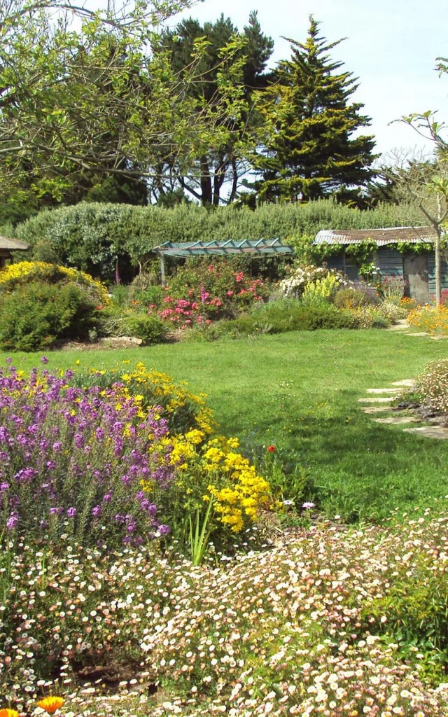 2025 Jardin Eden Du Voyageur Loisir Nature Sauzon Massifs Et Pelouse