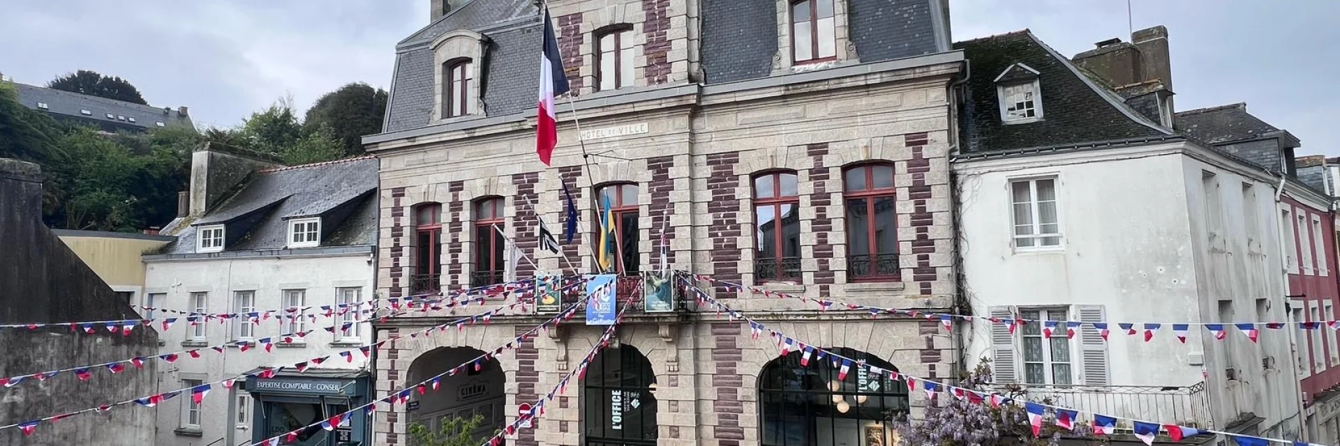 Facade Ot Decoree Par Les Drapeaux 2
