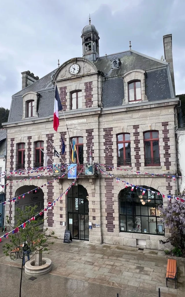 Facade Ot Decoree Par Les Drapeaux 2