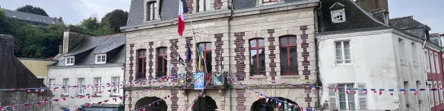 Facade Ot Decoree Par Les Drapeaux 2