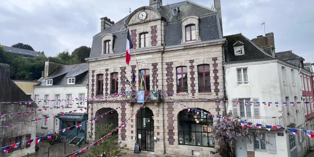 Facade Ot Decoree Par Les Drapeaux 2