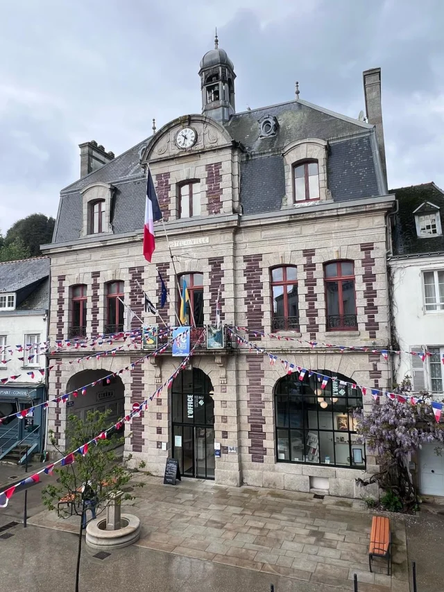 Facade Ot Decoree Par Les Drapeaux 2