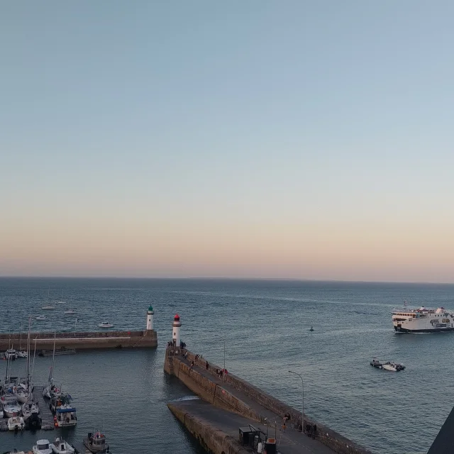 Bangor Arrivant Au Port En Fin De Journee Otbi