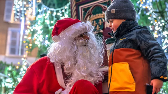 Père Noël au marché - Michael Mollier - 2023