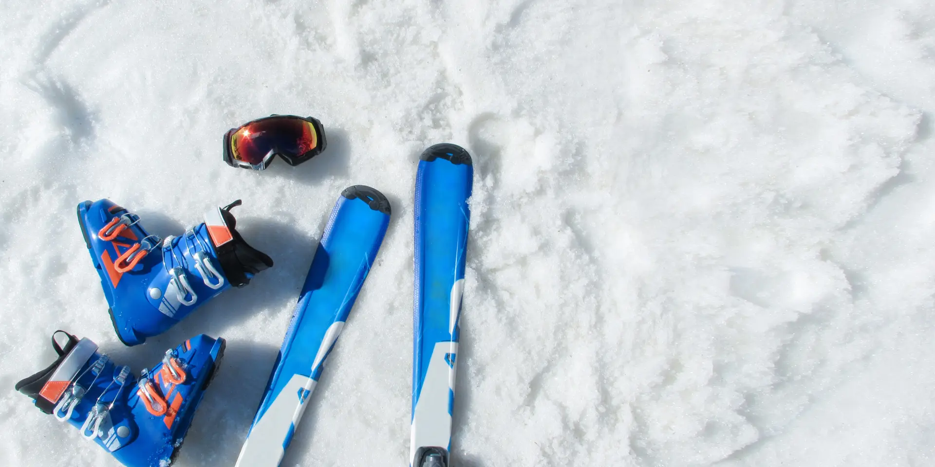 Matériel de ski dans la neige