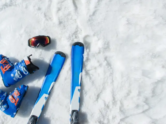 Matériel de ski dans la neige