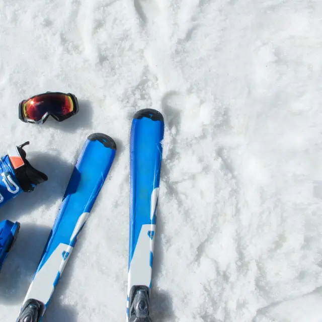 Matériel de ski dans la neige