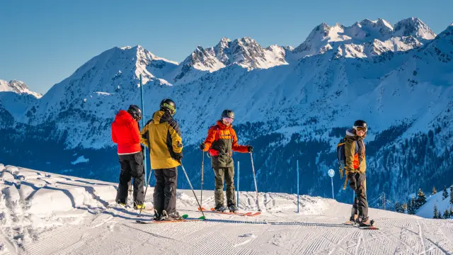 Groupe d'amis au ski avec vue sur le massif