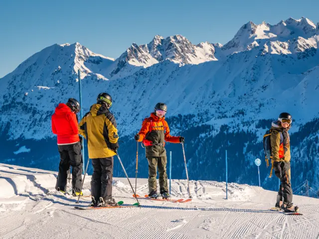 Groupe d'amis au ski avec vue sur le massif
