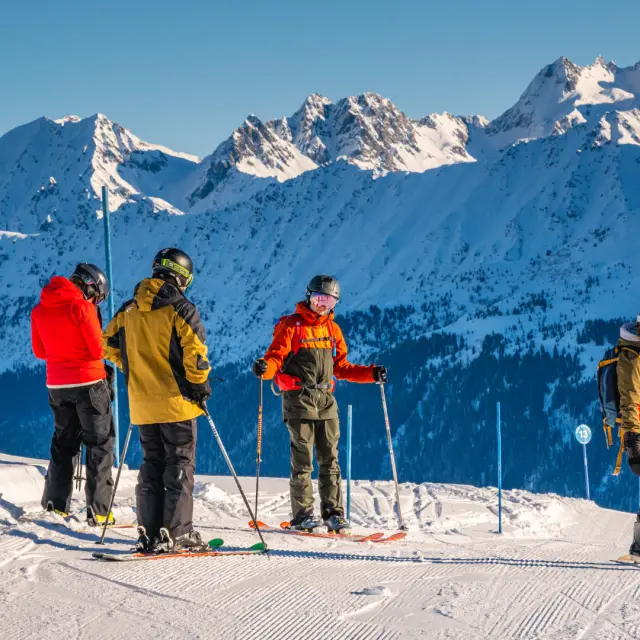 Groupe d'amis au ski avec vue sur le massif