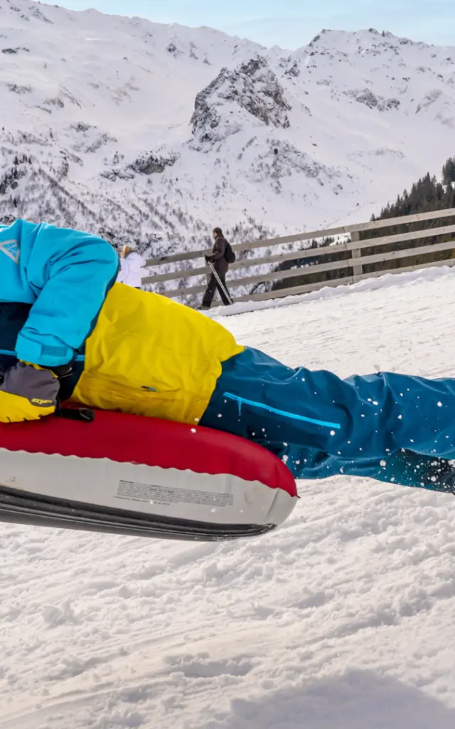 Airboard aux 7 Laux, activités neige enfant - Michael Mollier 2021