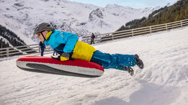 Airboard aux 7 Laux, activités neige enfant - Michael Mollier 2021