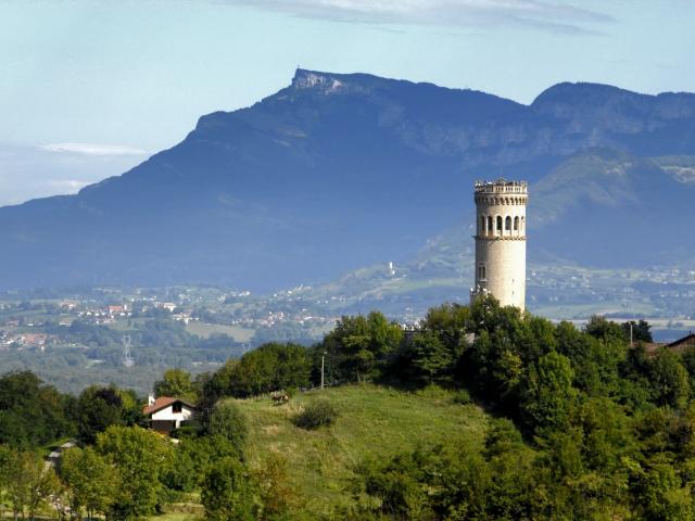 Tour d'Avalon Vue Du Hameau Et Des Bauges