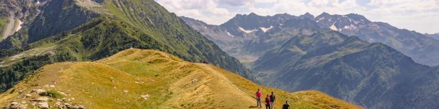 Massif de Belledonne avec des randonneurs