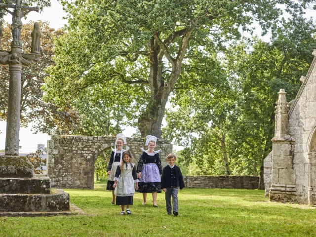 Danseurs du Cercle celtique Korollerien Bénodet près du calvaire de la Chapelle Sainte-Brigitte